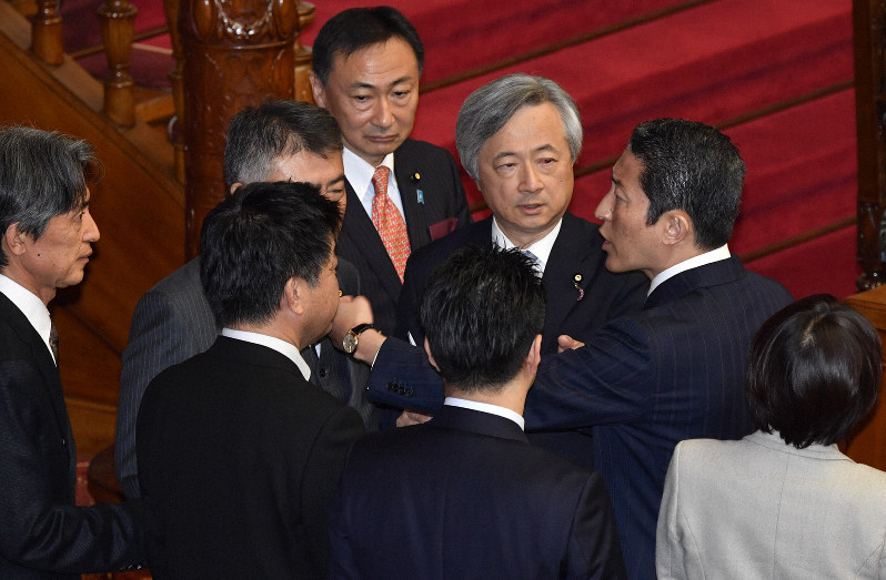 参院本会議で協議する立憲民主党の白真勲氏(右から3人目)ら与野党の理事=国会内で2018年12月7日午前10時49分、藤井達也撮影