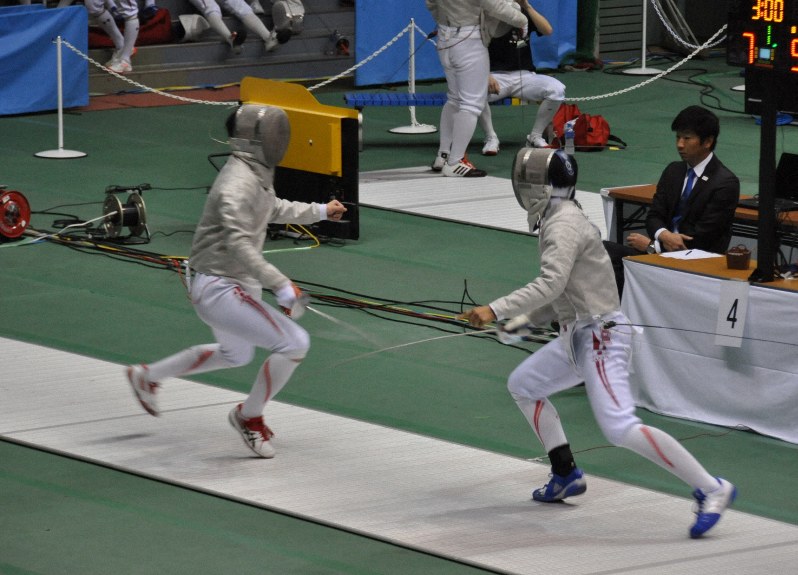 開催中のフェンシングの全日本選手権。東京グローブ座で行われる決勝を懸けて争う=東京・駒沢体育館で2018年12月6日午後1時59分、倉沢仁志撮影