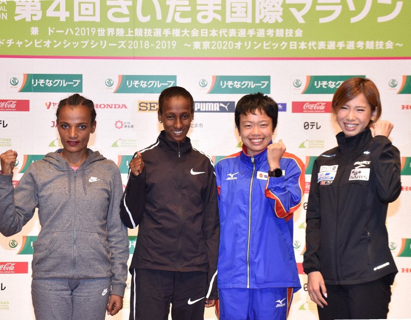 レースに向けて意気込む清田真央(右から2人目)ら選手たち=さいたま市内で2018年12月7日午後2時3分、小林悠太撮影