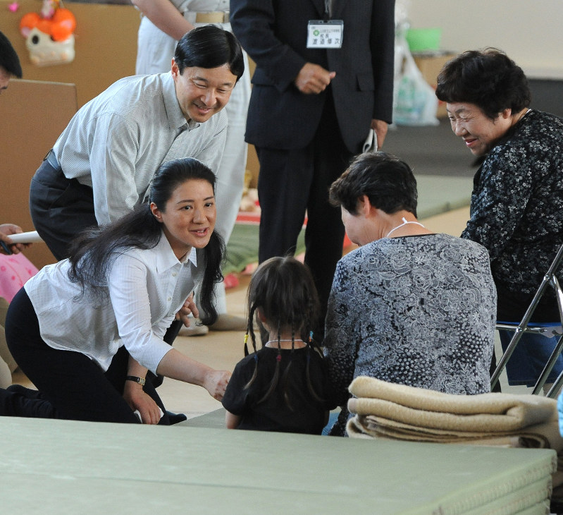 東日本大震災の避難所を訪れ、被災者に声をかけられる皇太子ご夫妻=宮城県山元町の山下小で2011年6月4日、代表撮影