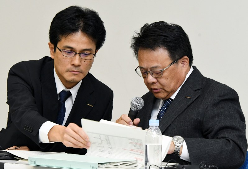 記者会見する日産自動車の本田聖二常務(右)と平田禎治常務=横浜市西区の同グローバル本社で2018年12月7日午後6時21分、根岸基弘撮影