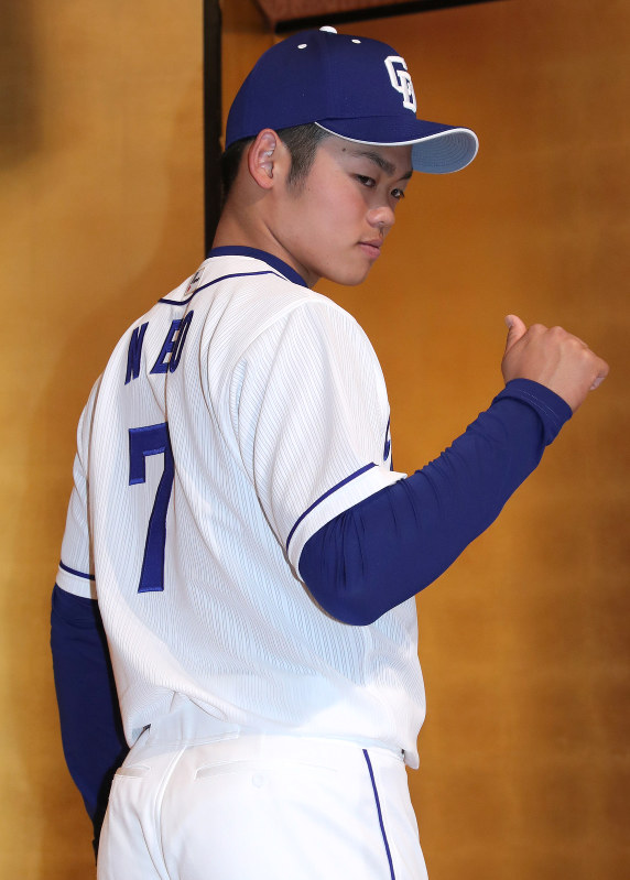 中日：「早くプレーしたい」中日、根尾がユニホーム姿で入団発表 [写真