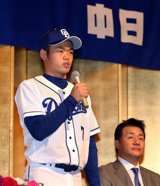 早くプレーしたい」中日、根尾がユニホーム姿で入団発表 | 毎日新聞