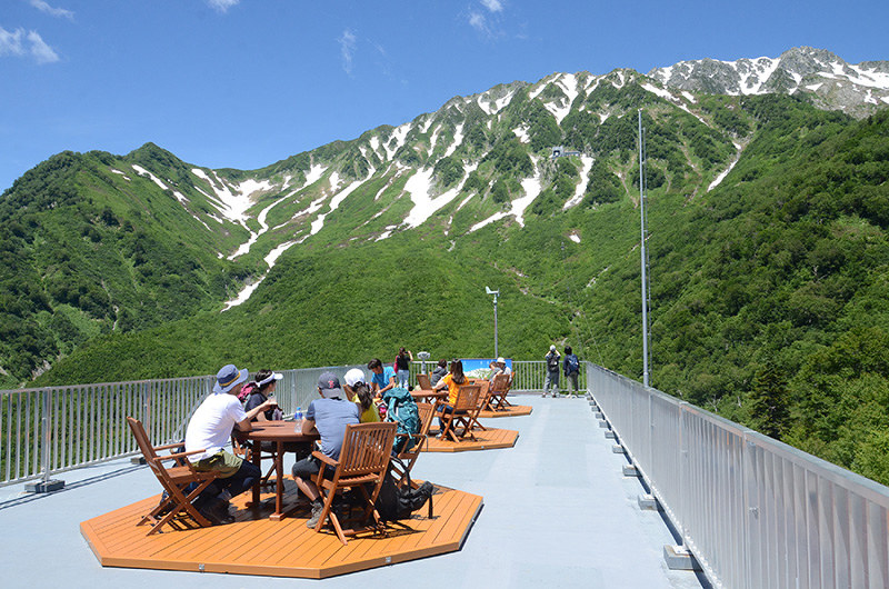 立山黒部アルペンルートに設置された「黒部平パノラマテラス」=富山県立山町で2018年7月14日、鶴見泰寿撮影