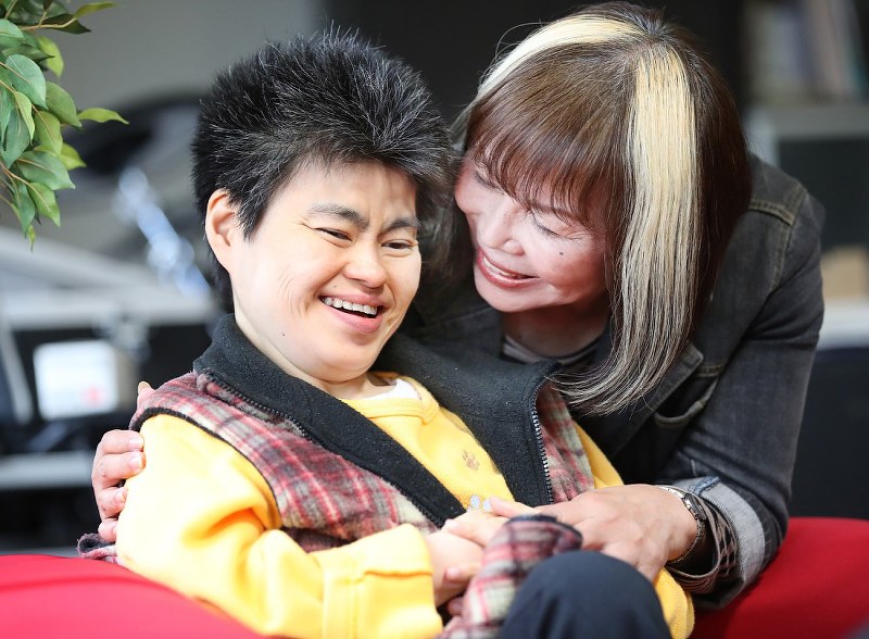 竹中ナミさん(右)は、久しぶりに一緒に過ごす長女麻紀さん(左)の笑顔に「もうメロメロやわ」と喜ぶ=神戸市東灘区で2018年11月22日、梅田麻衣子撮影