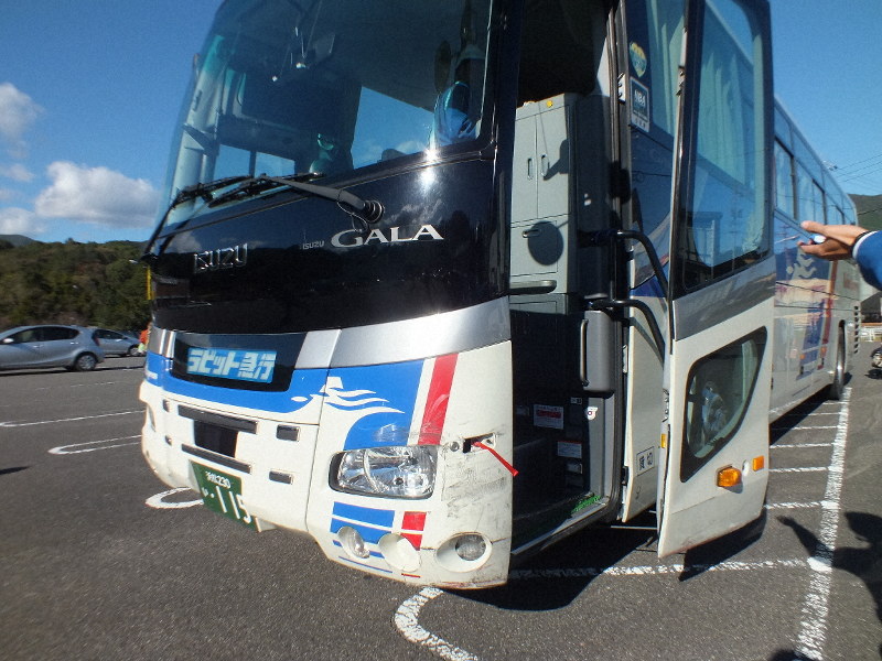 車両左側にぶつかった跡が残る観光バス=三重県尾鷲市古戸野町で午後1時47分、下村恵美撮影