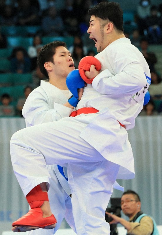 男子組手個人決勝、安藤大騎(左)を攻める香川幸允=日本武道館で2018年12月9日、梅村直承撮影
