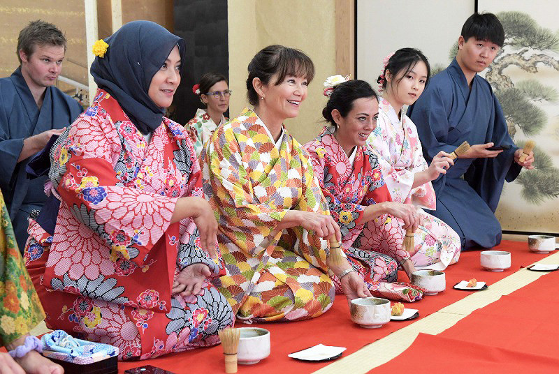 茶道体験に参加した外国人旅行客ら=大阪市西区の「MAIKOYA OSAKA」で、平川義之撮影