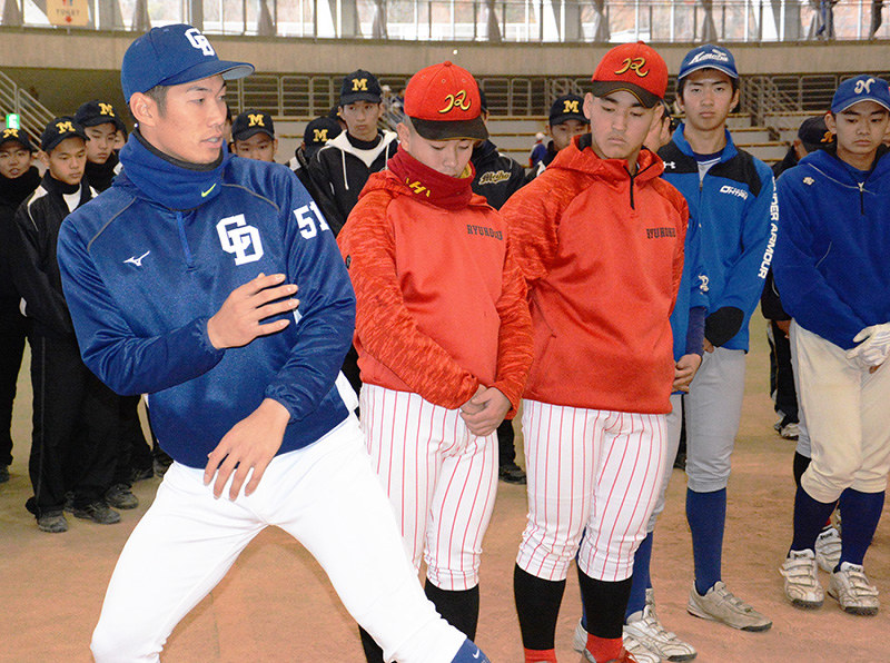 ベースの蹴り方などを実技指導する石川県能美市出身の中日ドラゴンズ・京田陽太内野手(左)=石川県小松市林町のこまつドームで、石川将来撮影