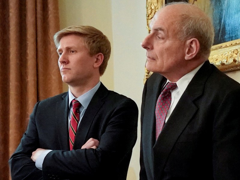 ケリー大統領首席補佐官(右)とエアーズ副大統領首席補佐官=ロイター