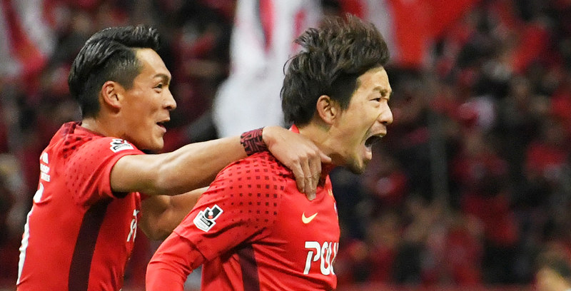 【浦和-仙台】前半、先制ゴールを決めて喜ぶ浦和の宇賀神(右)=藤井達也撮影