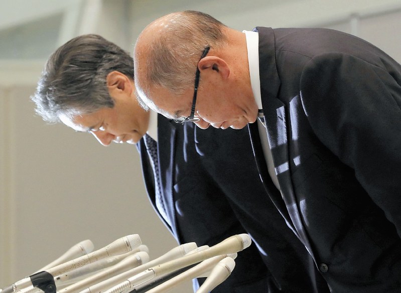 記者会見の冒頭で謝罪する順天堂大学の新井一学長(右)と代田浩之医学部長=東京都文京区で10日、長谷川直亮撮影