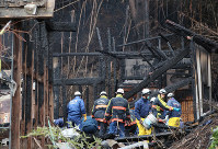 全焼した家屋を捜索する消防隊員ら＝福島県小野町で2018年11月22日、玉城達郎撮影