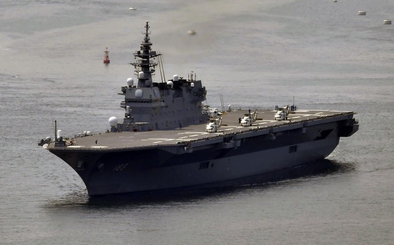 ヘリコプター搭載型護衛艦「いずも」=2017年5月、本社ヘリから
