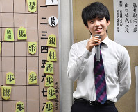 第４９期新人王戦で最年少優勝を決め、大盤解説で笑顔を見せる藤井聡太七段＝大阪市福島区の関西将棋会館で２０１８年１０月１７日午後３時１６分、木葉健二撮影