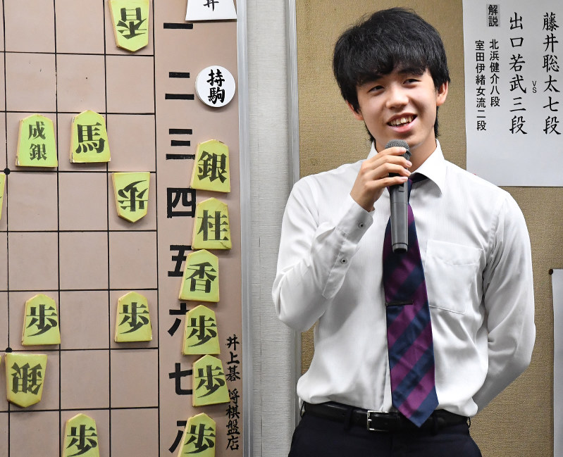 第４９期新人王戦で最年少優勝を決め、大盤解説で笑顔を見せる藤井聡太七段＝大阪市福島区の関西将棋会館で２０１８年１０月１７日午後３時１６分、木葉健二撮影