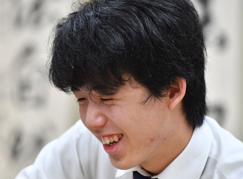 第４９期新人王戦で最年少優勝を決め、感想戦で笑顔を見せる藤井聡太七段＝大阪市福島区の関西将棋会館で２０１８年１０月１７日午後３時５１分、木葉健二撮影