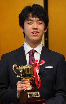 新人王戦で優勝し、優勝杯を手に記念撮影に応じる将棋の藤井聡太七段＝東京都港区で２０１８年１２月４日午後０時１３分、長谷川直亮撮影