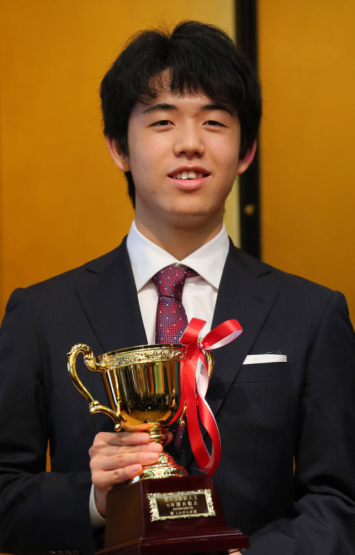 新人王戦で優勝し、優勝杯を手に記念撮影に応じる将棋の藤井聡太七段＝東京都港区で２０１８年１２月４日午後０時１３分、長谷川直亮撮影
