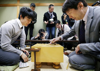 第６８期王将戦１次予選２回戦の感想戦で対局を振り返る藤井聡太六段（左）と杉本昌隆七段＝大阪市福島区で２０１８年３月８日午後６時４９分、貝塚太一撮影