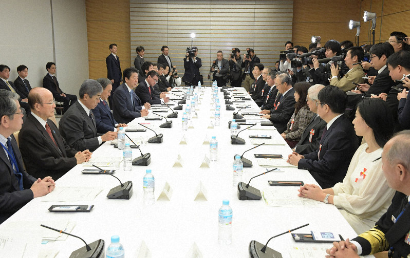 安全保障と防衛力に関する懇談会で発言する安倍晋三首相(左列中央)=首相官邸で2018年12月11日午前11時5分、川田雅浩撮影
