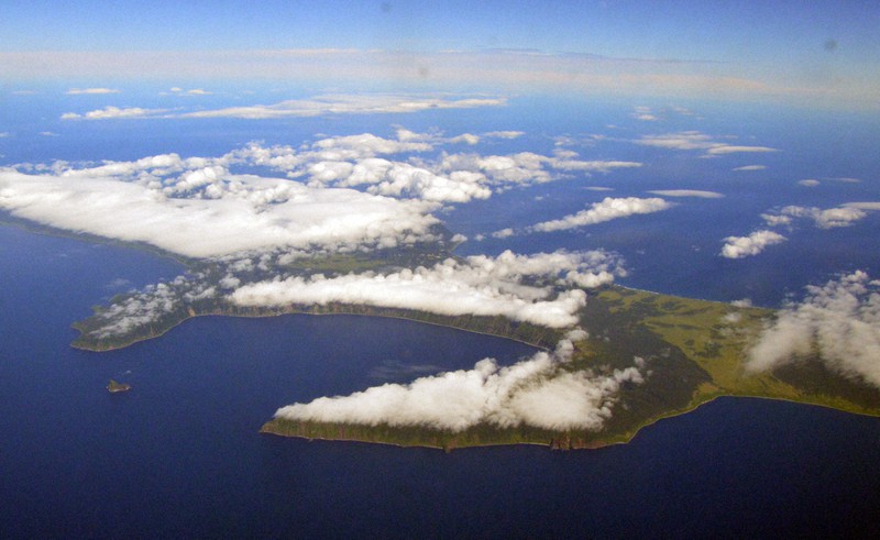 チャーター機の窓から見えた択捉島の萌消湾=2018年7月22日(代表撮影)