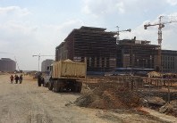 首都機能の移転先の砂漠地帯では、官庁などのビルが急ピッチで建設されている＝2018年11月5日、篠田航一撮影