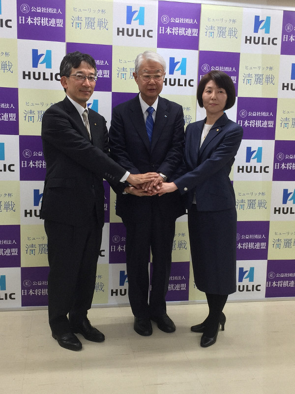 七つ目の女流タイトル戦「清麗戦」の創設を発表し、握手を交わす(左から)佐藤康光日本将棋連盟会長、西浦三郎ヒューリック会長、清水市代同連盟常務理事=東京都渋谷区の将棋会館で2018年12月12日午後3時32分、丸山進撮影