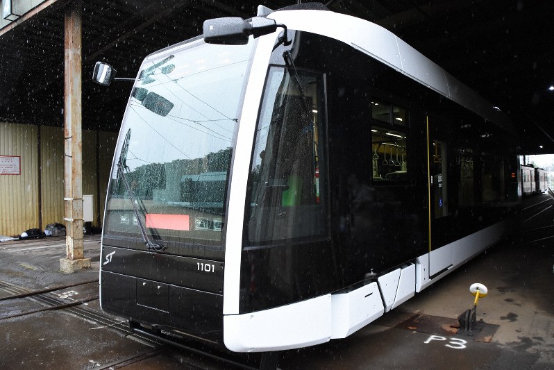10月末導入の札幌市電新車、操作ミスで損傷 修理に3カ月 | 毎日新聞