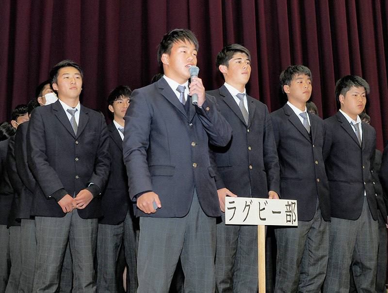 壮行会で決意を表明する米子工ラグビー部の長谷川紘大主将(中央手前)=鳥取県米子市の同校で、横井信洋撮影