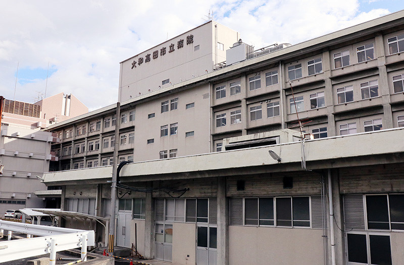 耐震強度が不足している奈良県大和高田市立病院の西館=同市礒野北町で、稲生陽撮影