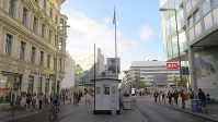 ベルリンの壁を外国人が徒歩で越えられる関門だったチェックポイントチャーリーの跡。筆者も28年前に通過した（写真は筆者撮影）