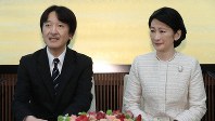 53歳の誕生日を前に記者会見をされる秋篠宮さまと紀子さま＝東京都港区の秋篠宮邸で2018年11月22日、代表撮影