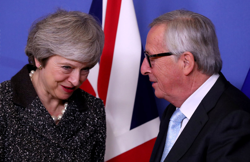 欧州連合(EU)のユンケル欧州委員長(右)との会談に臨むメイ英首相=ブリュッセルで11日、ロイター