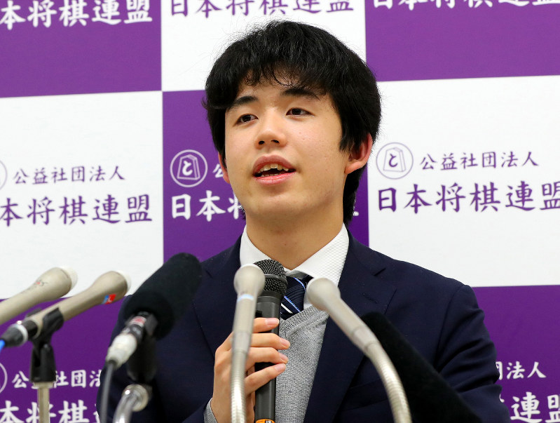 記者会見する将棋の藤井聡太七段=東京都渋谷区の将棋会館で12日、長谷川直亮撮影