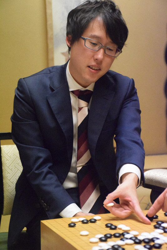 5冠を維持し、歴代1位タイの7大タイトル獲得通算42期を達成し、対局を振り返る井山裕太王座=甲府市で2018年12月13日、最上聡撮影