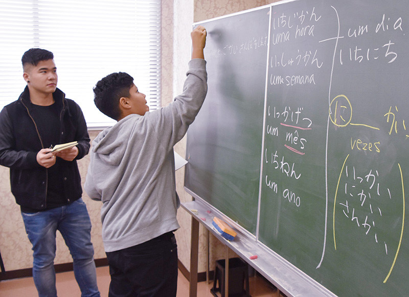 ボランティアによる日本語教室。ポルトガル語を交えて学んでいる=島根県出雲市の社会福祉センターで、山田英之撮影