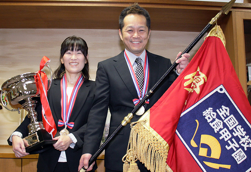 優勝旗やトロフィーを手に優勝報告に訪れた村橋純一さん(右)と井口留美さん=兵庫県養父市役所で、松田学撮影