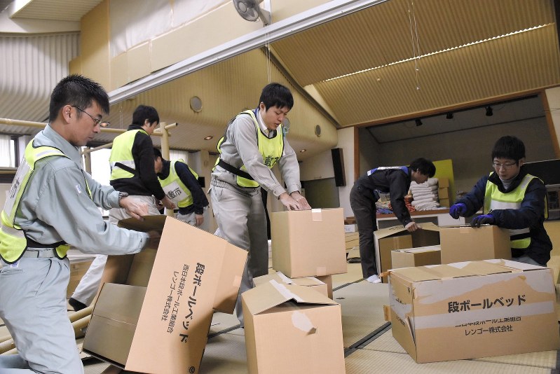 避難所から最後の避難者が退所し、段ボールベッドを解体する岡山県倉敷市の職員=岡山県倉敷市真備町地区で2018年12月13日午前8時39分、戸田紗友莉撮影