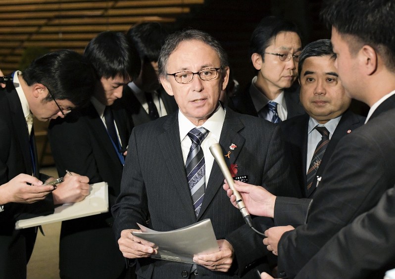 菅義偉官房長官との会談後、記者団の質問に答える沖縄県の玉城デニー知事=首相官邸で2018年12月13日午後5時38分、川田雅浩撮影