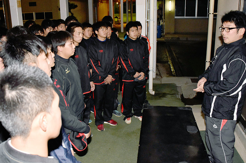 選手を集めて1日の練習を振り返る和歌山工の岡本尚也監督(右)=和歌山市西浜3の同校で、後藤奈緒撮影