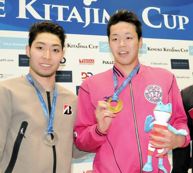 北島康介杯の男子400メートル自由形で萩野(左)を破って優勝した吉田