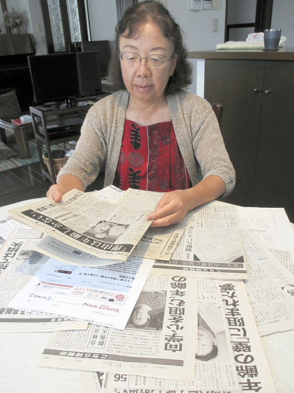13年前に群馬大の入学許可を求めた訴訟についての新聞記事を読み返す佐藤薫さん=横浜市青葉区で