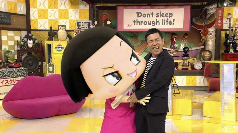 岡村隆史さん(右)と、着ぐるみとコンピューターグラフィックス(CG)を融合させた5歳女児のキャラクター「チコちゃん」=NHK提供