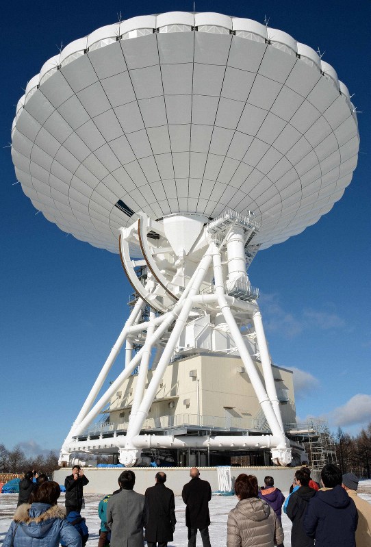 白く雄大な外観 長野でJAXAパラボラ公開 | 毎日新聞