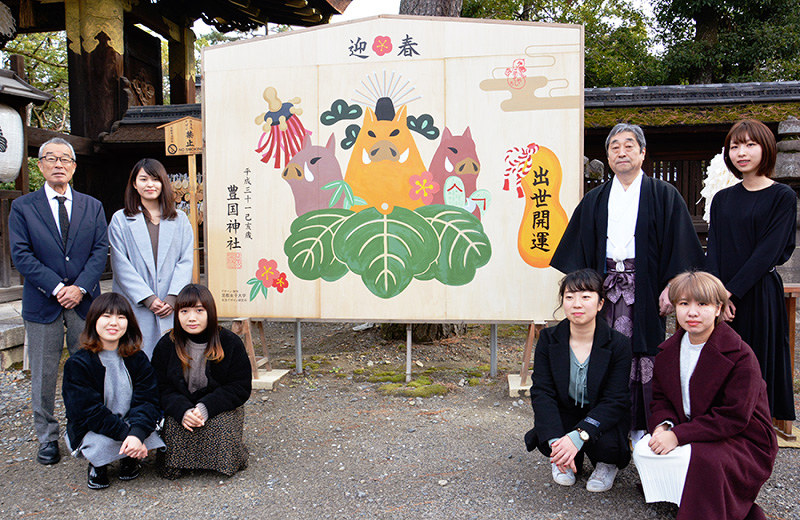 イノシシと豊臣秀吉ゆかりの品々を描いた大絵馬=京都市東山区の豊国神社、中津川甫撮影