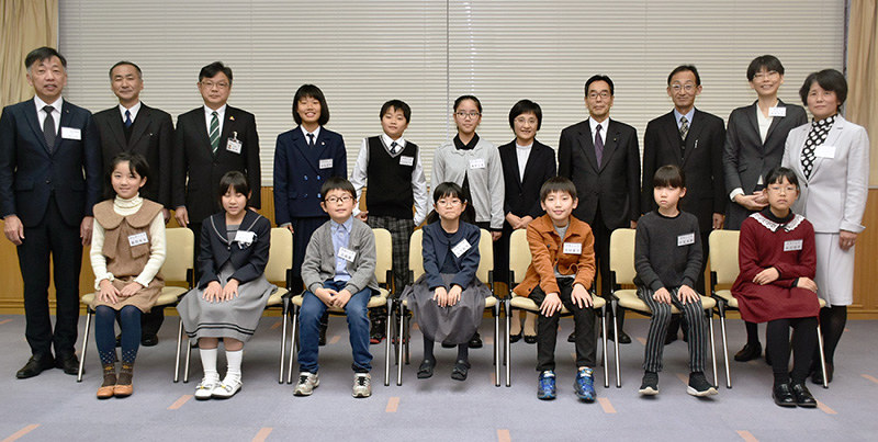 青少年読書感想文全国コンクール 県大会 特別賞の児童生徒表彰 知事賞の安宅さん 作品朗読 鳥取 毎日新聞