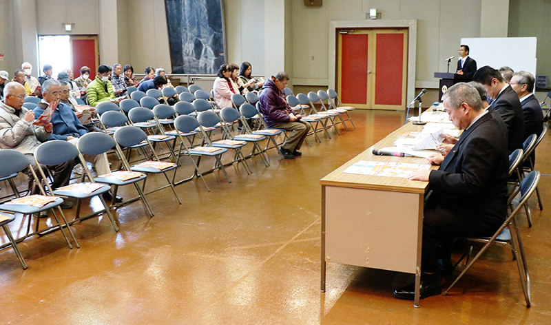 住民投票の告示当日に計画推進派が開いた住民説明会。市議らが支持を訴えた=奈良県宇陀市大宇陀中庄で、稲生陽撮影