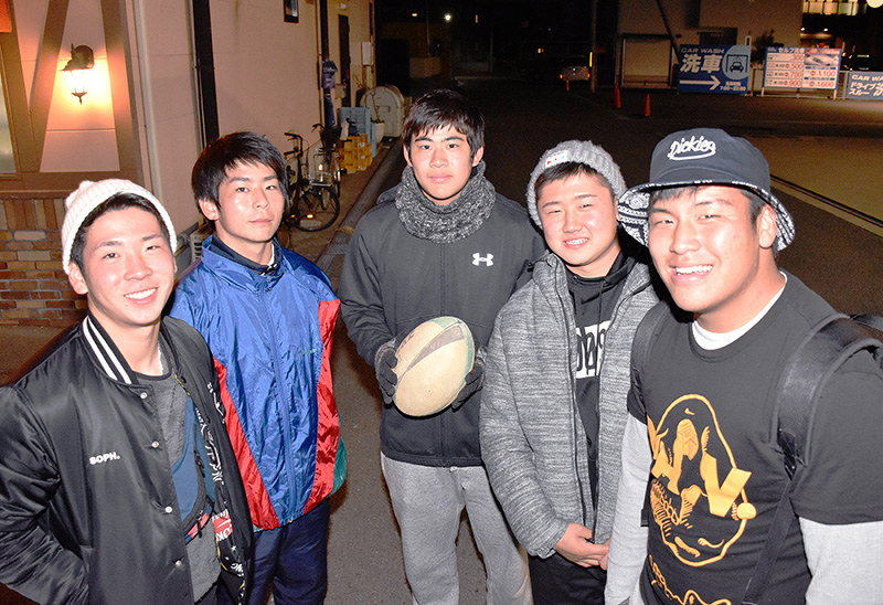 花園を前に顔を合わせた(左から)白樫侑大、桑原岳、山路凌平、白川蓮、尾白大吉の各選手=和歌山市大谷で、後藤奈緒撮影