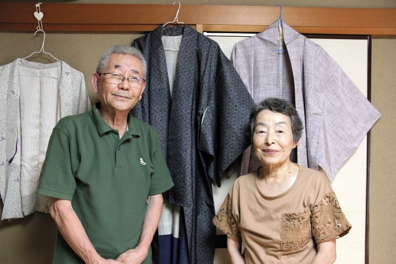 メルカリで不要品を処分している工藤信一さん、良子さん夫妻。着物の撮影に苦心する=千葉県茂原市で2018年7月29日、岡礼子撮影